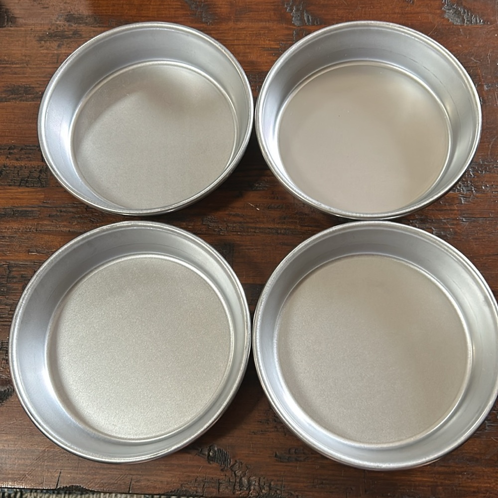 NEW Chicago Metallic Set of 4 Personal Size Pizza Pans with bonus pizza cutter
